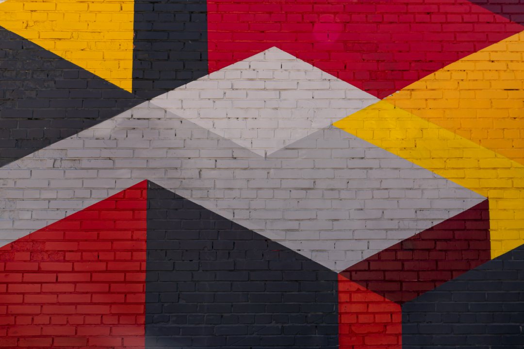 Pared de ladrillo pintada en varios colores