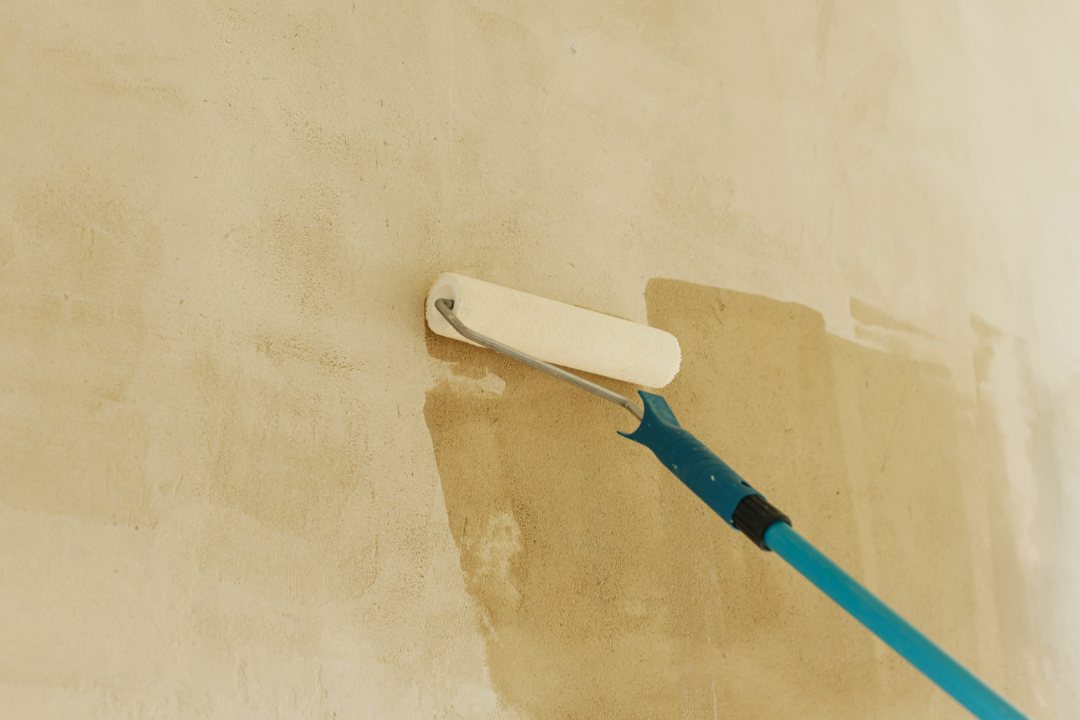 Rodillo aplicando imprimación en pared