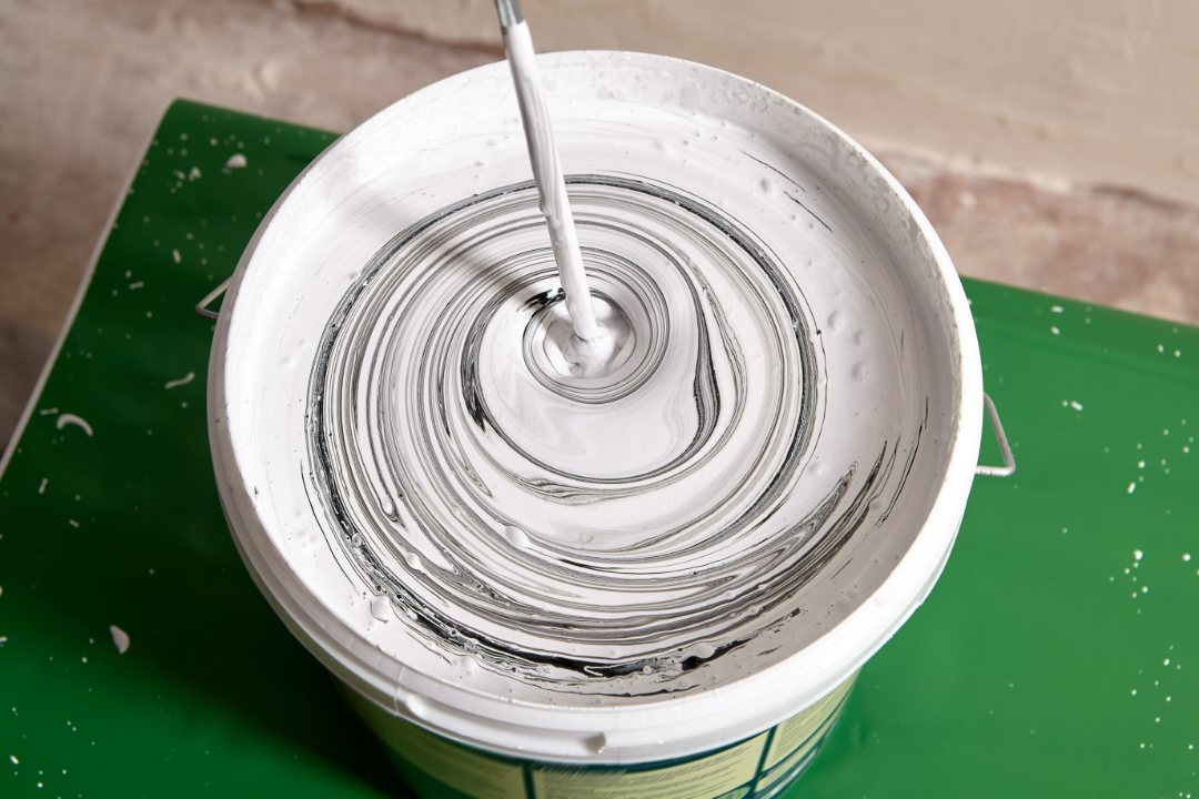 Bote de pintura blanco con tinte para mezclar